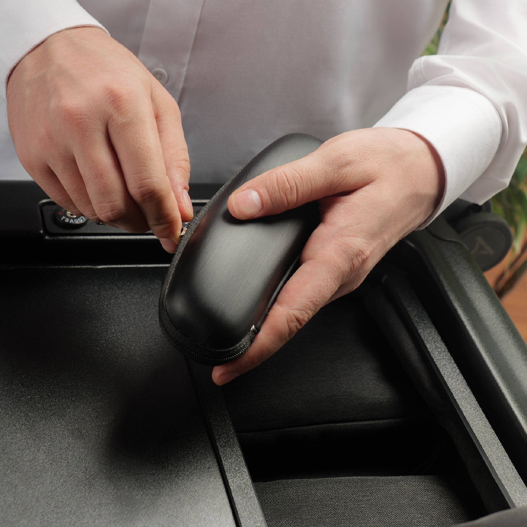 Hộp Đựng Kính Mát